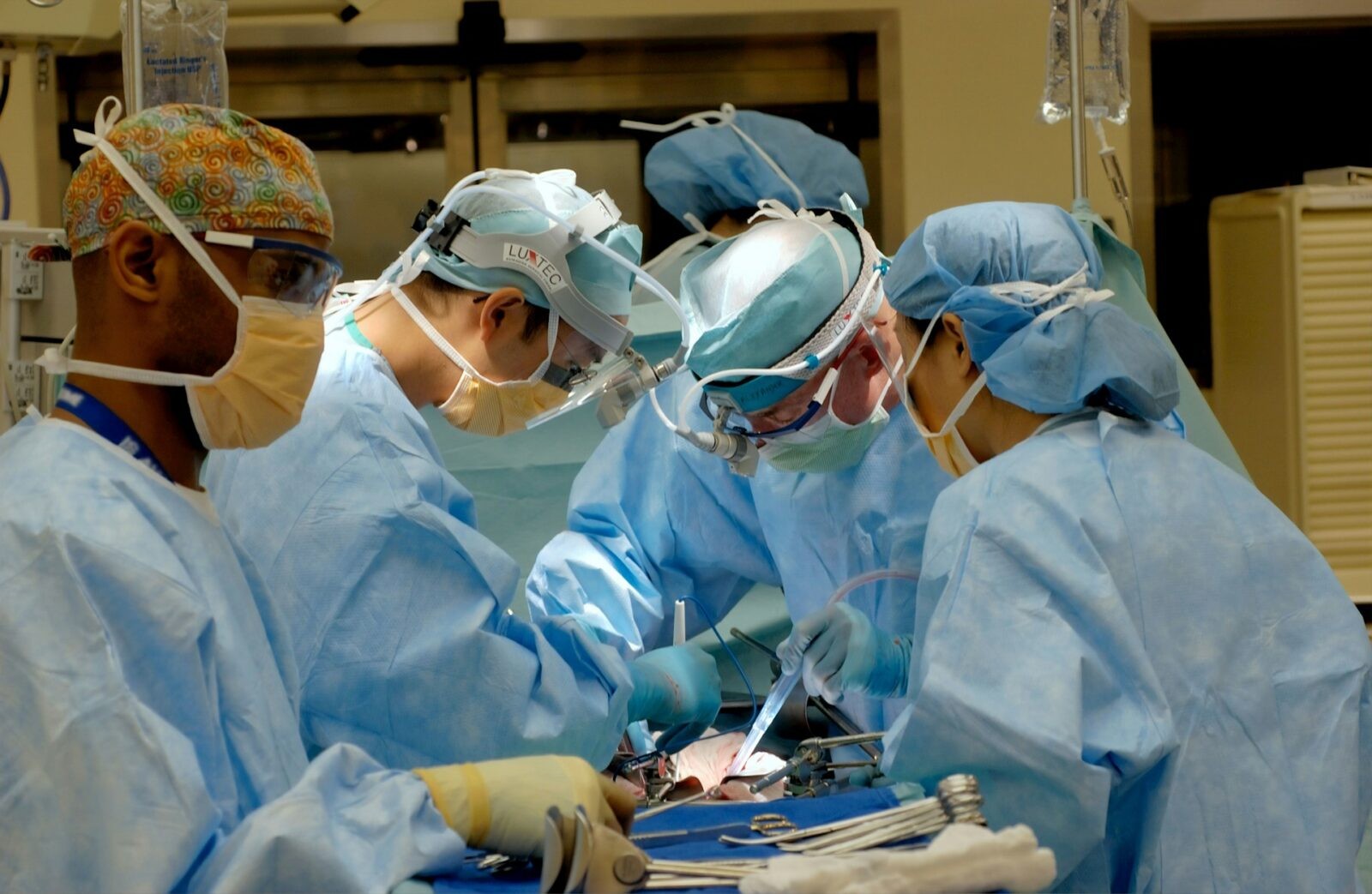 Chirurdzy podczas operacji &#8211; zdjęcie poglądowe /Fot. Unsplash
